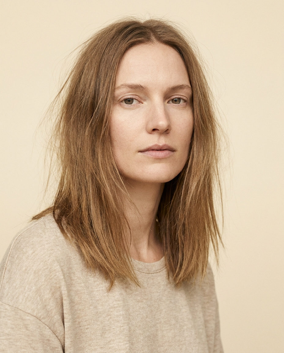 Mujer con el pelo fino y liso a la altura del hombro sobre fondo crema