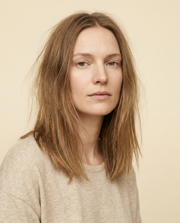 Mujer con el pelo fino y liso a la altura del hombro sobre fondo crema